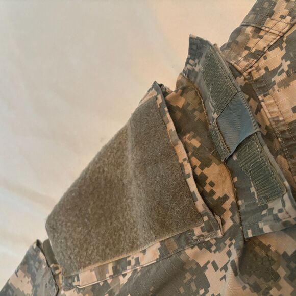 Military Combat Uniform Camo size small - Picture 8 of 8